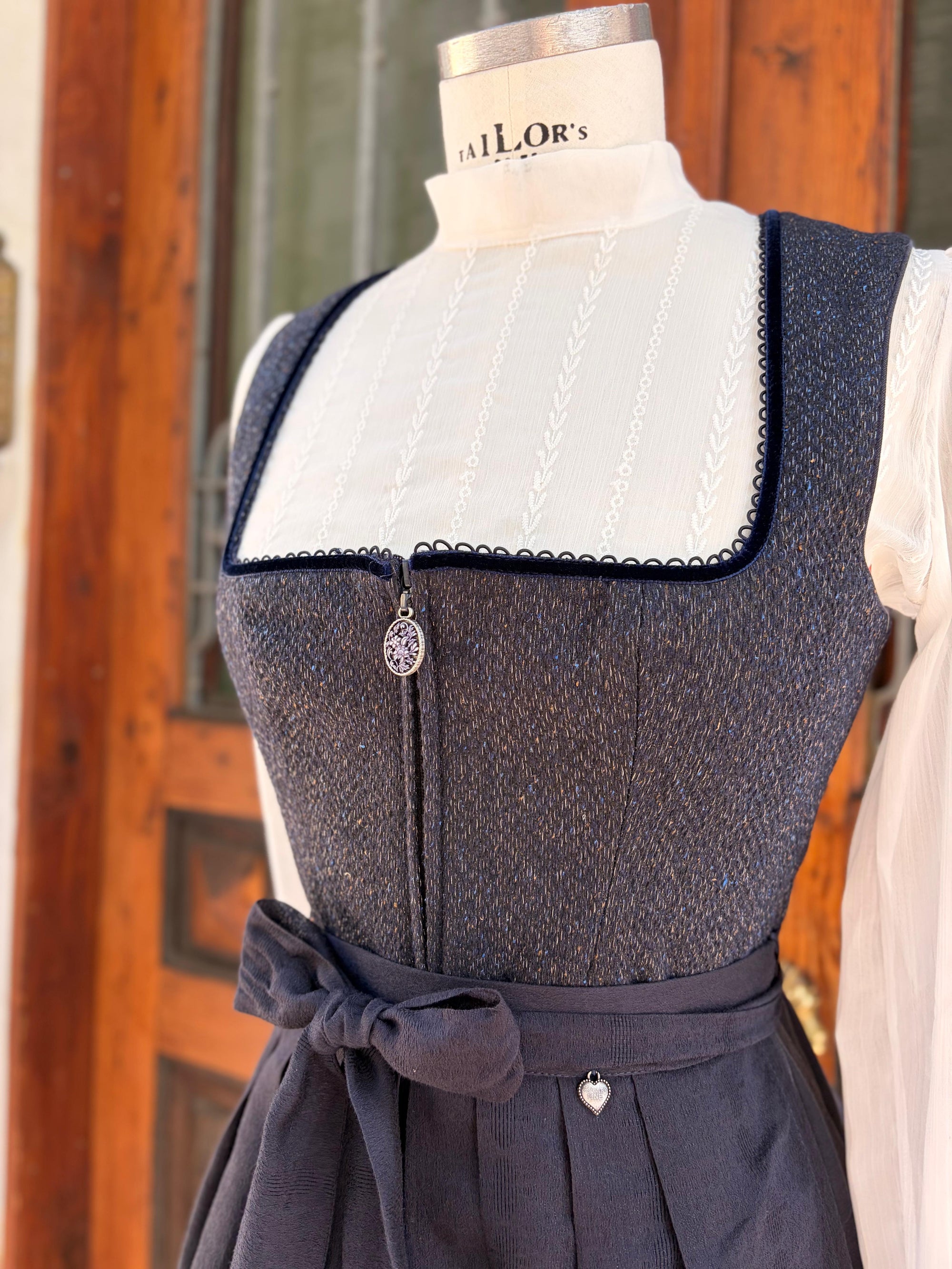 Country Line Dirndl Dunkelblau