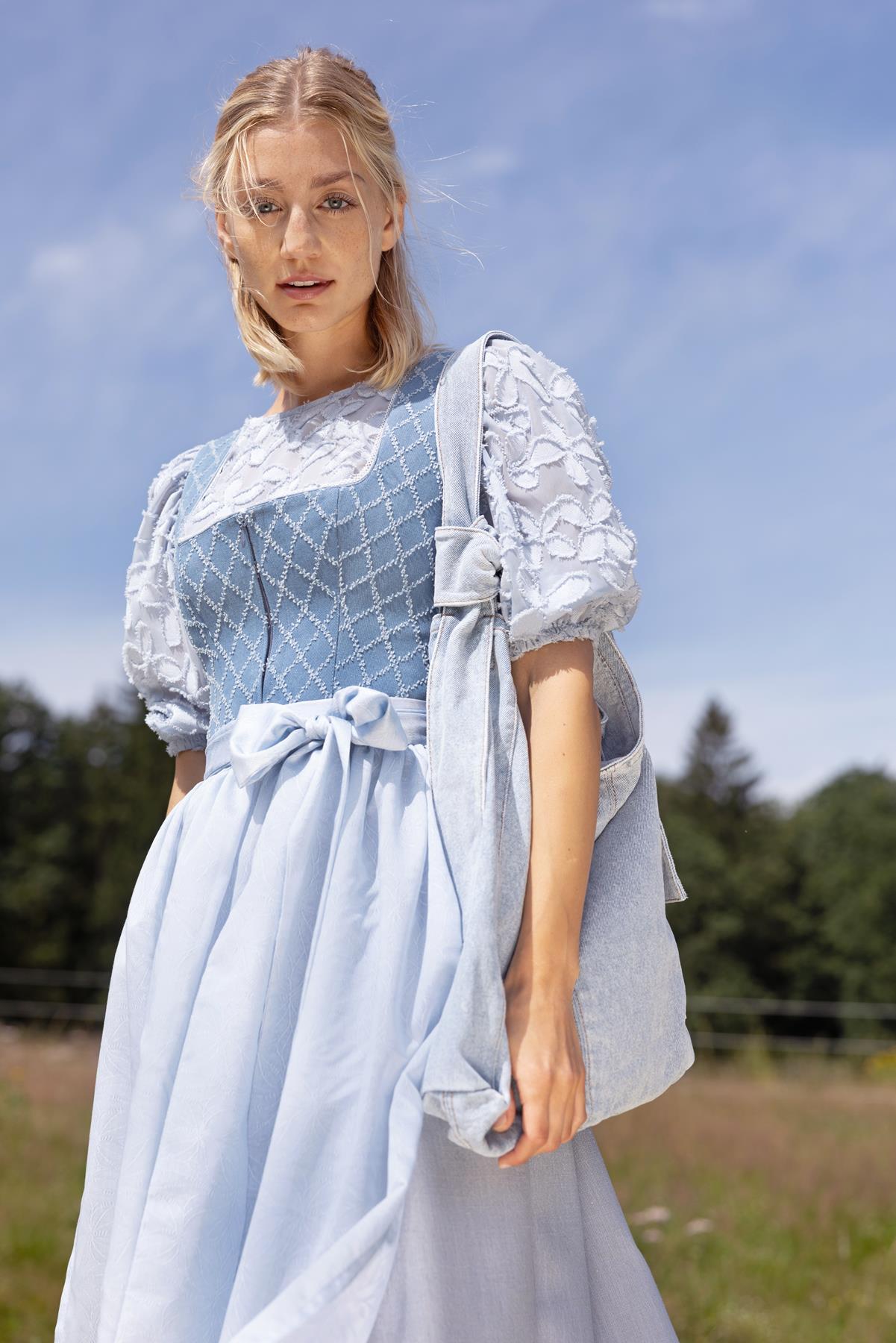 Marjo Dirndl Nebelberg Hellblau